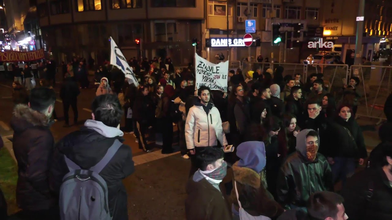 Üniversite öğrencileri, Beyazıt Meydanı'ndan Saraçhane'ye yürüyor / İstanbul #Canlı