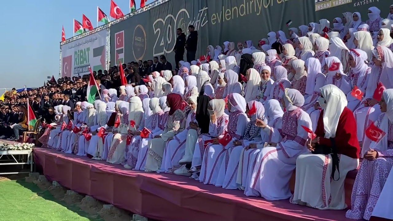 حفل زفاف جماعي لنحو 200 عريس وعروس في منطقة الزوايدة وسط قطاع غزة
