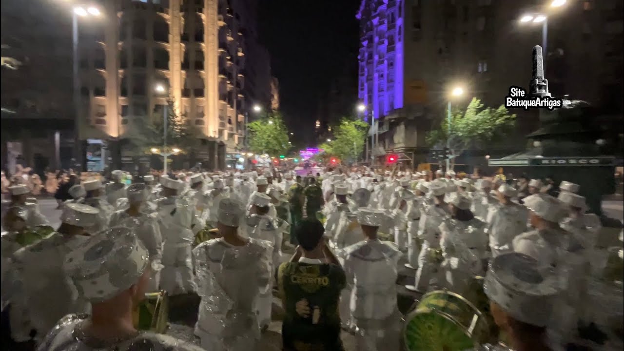 Inicio de desfile Montevideo 2023 - Esc. de Samba Barrio Cerrito (Bateria Increíble)