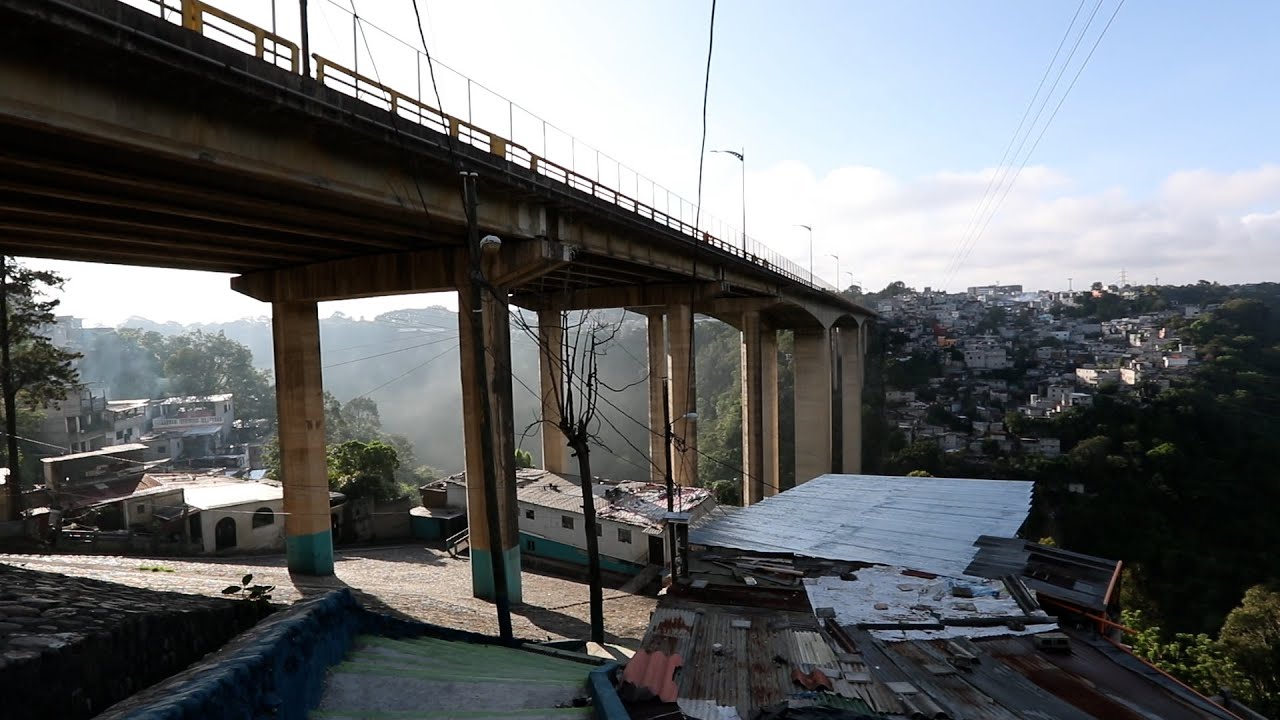 Bajo el puente, la vida en las entrañas de la ciudad