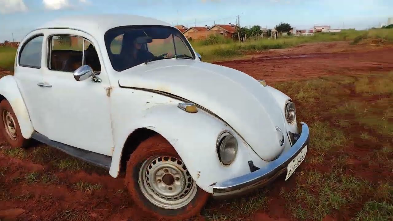 ela cortou o barro com o Fusca/ car stuck girl!