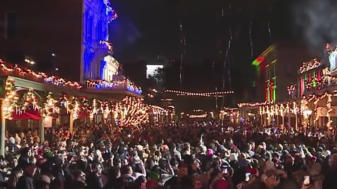 Massive crowd shows up for Old Sacramento tree lighting ceremony