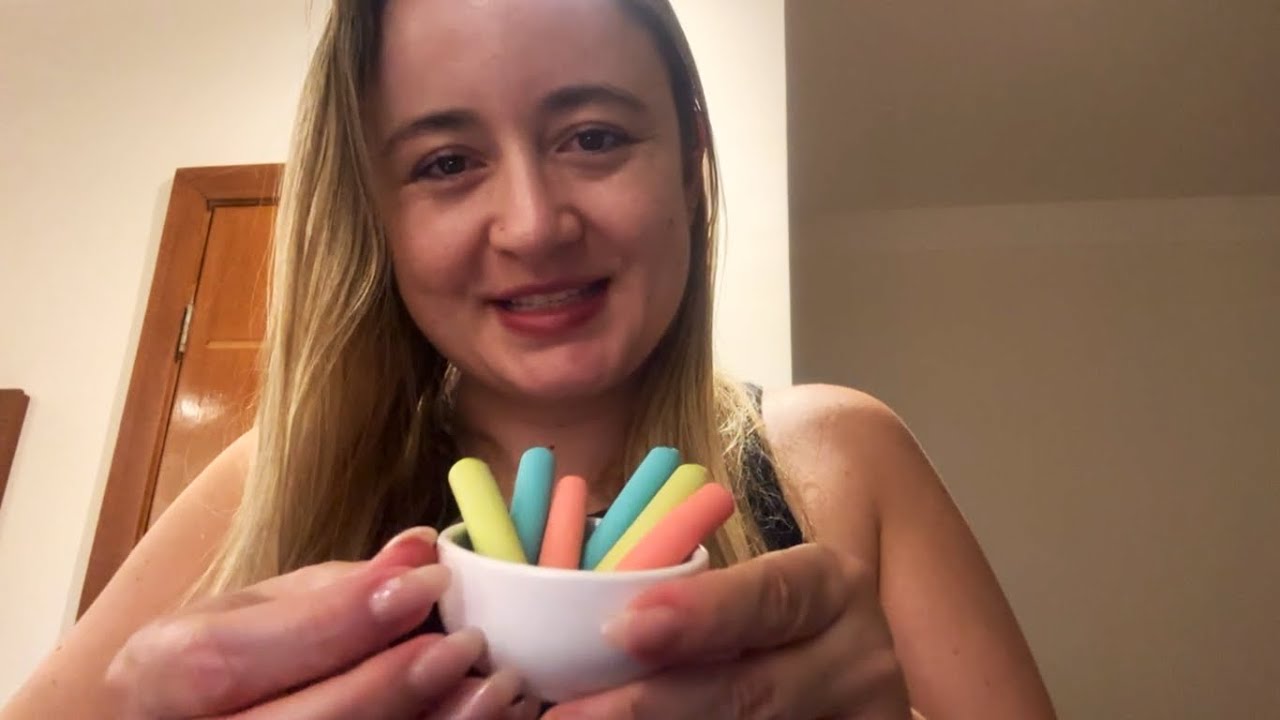 ASMR: DESENHANDO E COMENDO GIZ DE TUTTI FRUTTI (COMESTÍVEL)