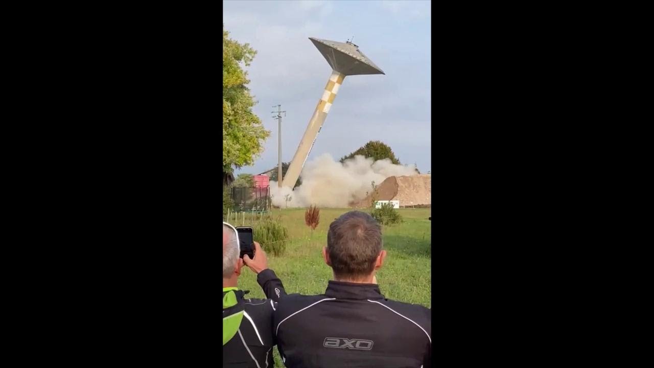 Demolita la torre del serbatoio idrico di Maniago: lo spettacolo dell'esplosione controllata