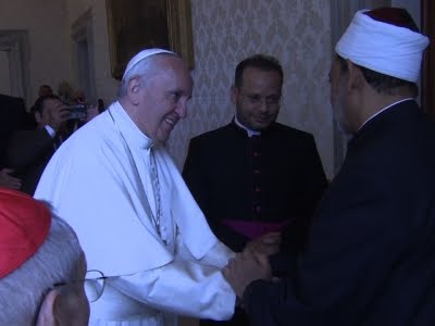 Raw: Pope Embraces Al-Azhar Imam