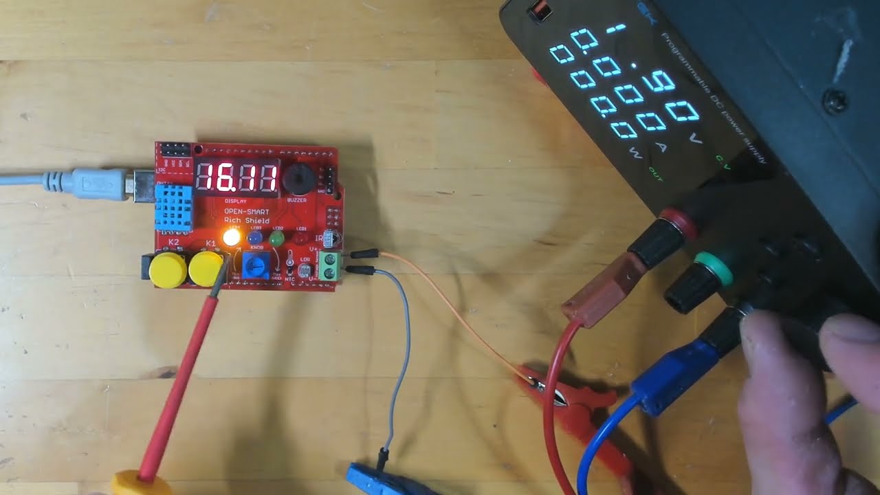 Arduino UNO Open Smart Rich Shield, präzises Voltmeter (Spannungsmesser) mit LED-Wächter: