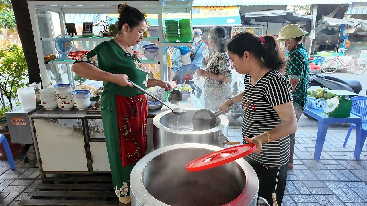 Thêm 1 quán cháo lòng đông khách buổi sáng nữa nè cả nhà I Long Xuyên TV 