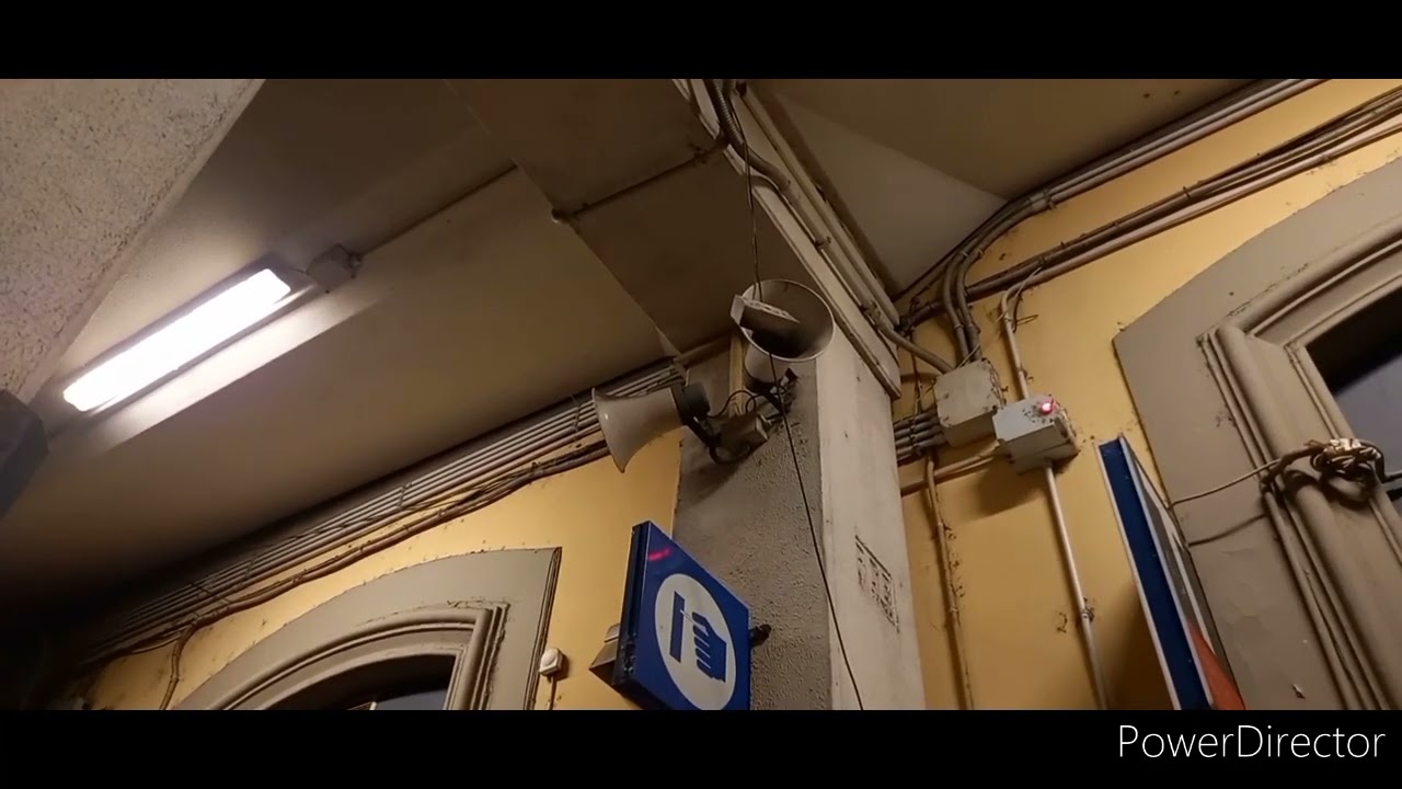 Annunci alla stazione di Santo Stefano di Magra