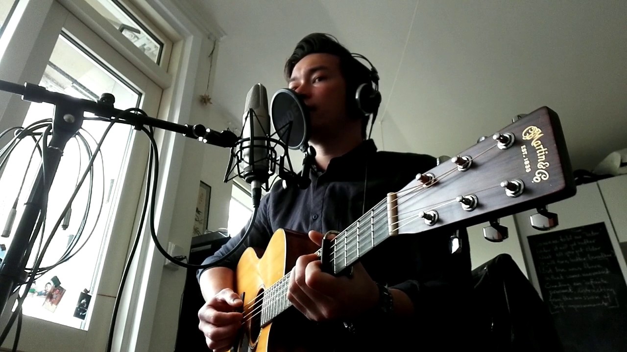 Kringsat af fjender - sang og akustisk guitar som p&aring; din h&oslash;jskole