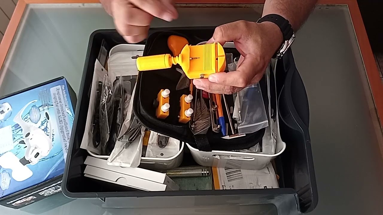 RELOJES: El cajón del relojero. Herramientas, correas, pilas y demás utensilios.