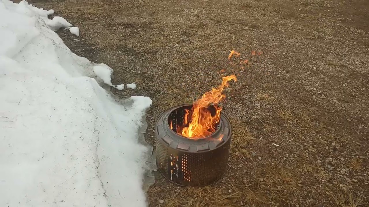 Campfire. Pyykkikoneen rummusta leirituli/ risukeitin.