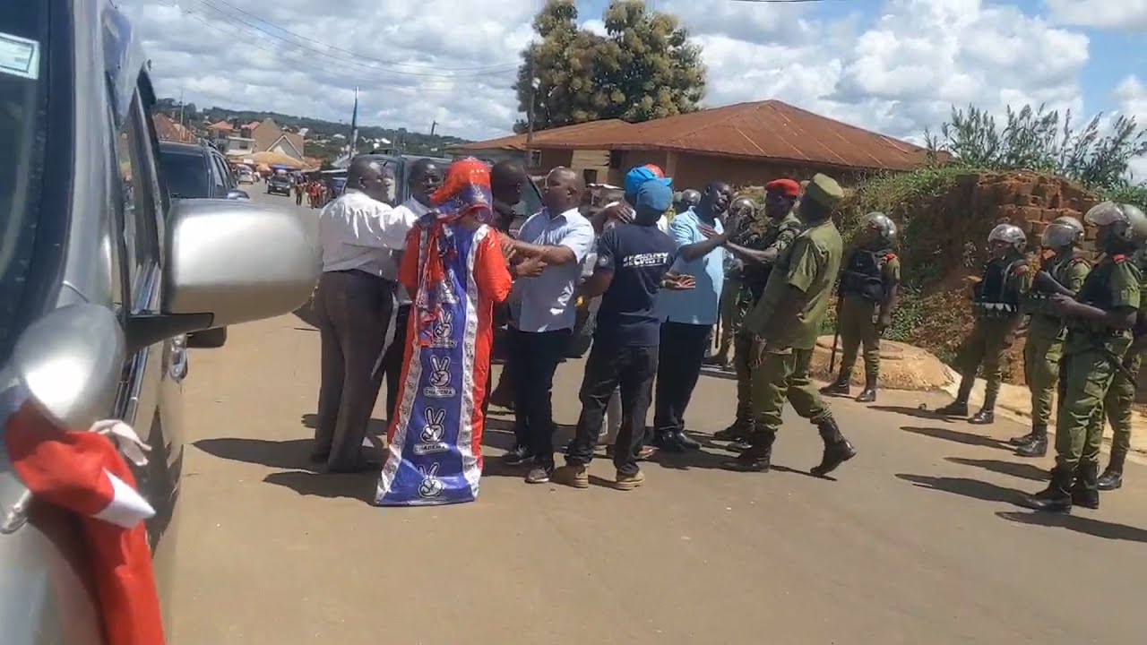 VIDEO: POLISI WALIVYOMKAMATA JOHN HECHE NA VIONGOZI WENGINE WAKIWA OFISI ZA CHADEMA SONGEA