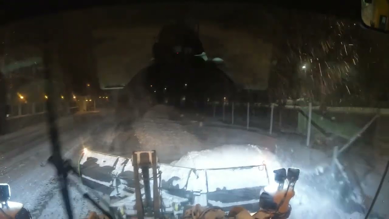 Norwegian snow storm plowing with volvo l110