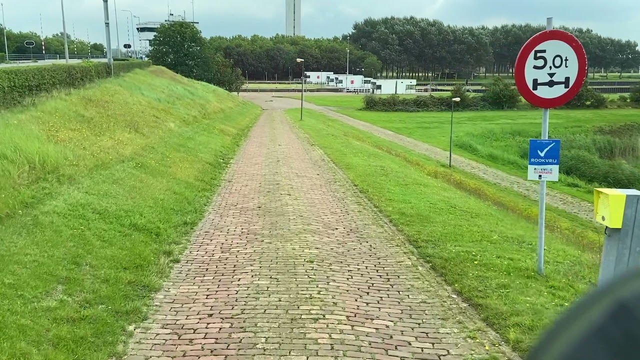 slagbomen voor de houtribsluizen Lelystad