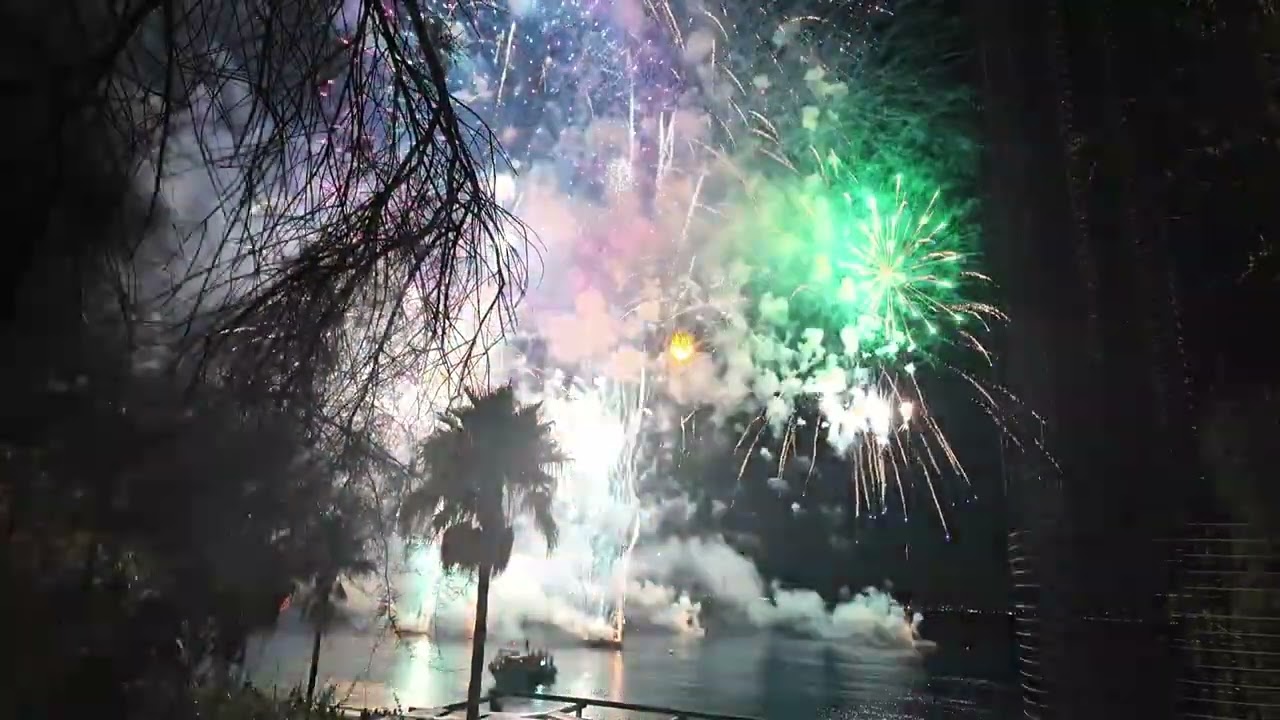 Reggio Calabria, i fuochi d'artificio illuminano lo Stretto
