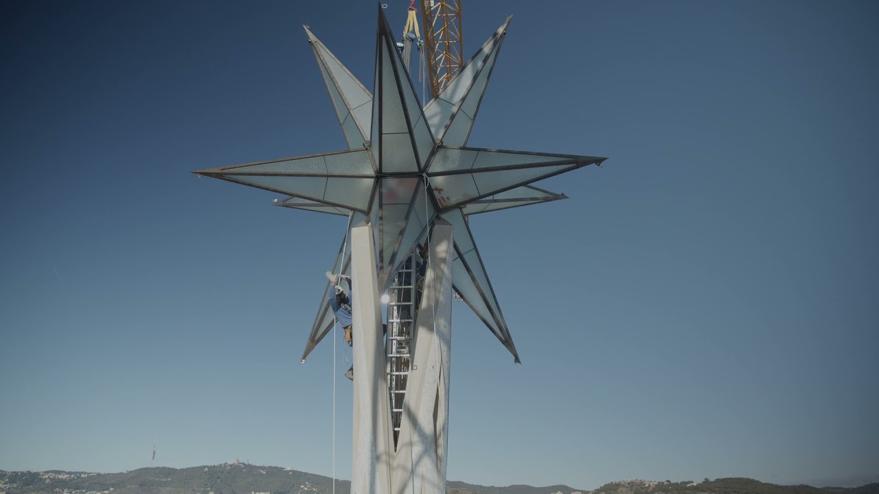 Muntatge de l'estel de la Torre de Maria de la Sagrada Família