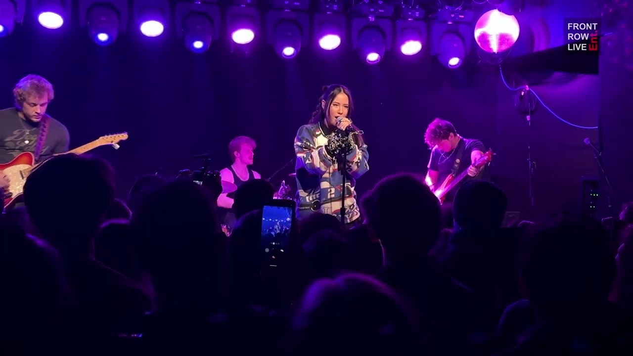 Emei Performs “Backtrack” at Moroccan Lounge