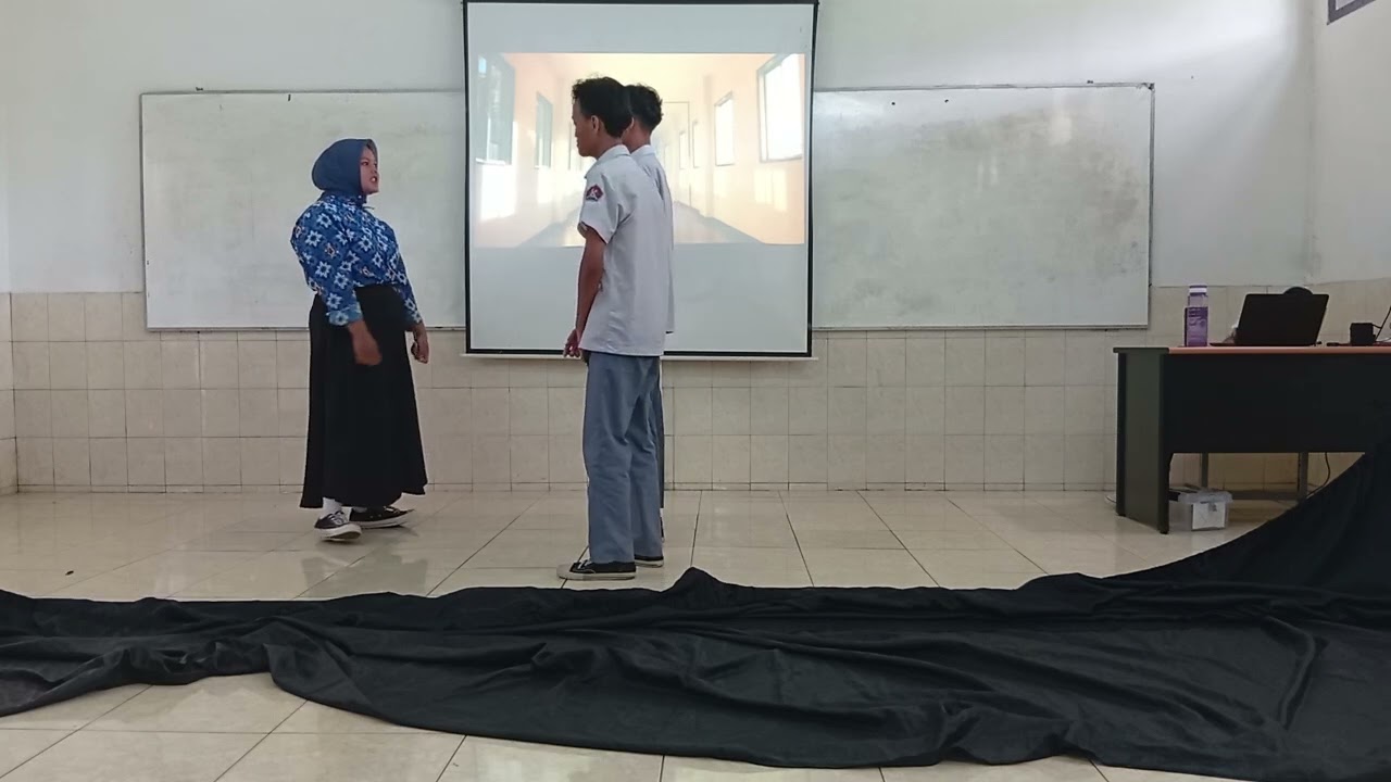 Drama bahasa Indonesia oleh Kelompok 4 kelas XI-T2 yang berjudul : Salah Langkah Di Usia Muda