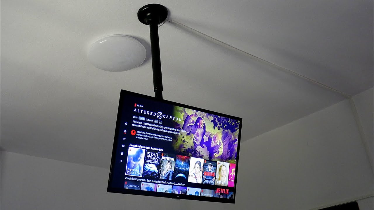 Come appendere la TV al soffitto di casa