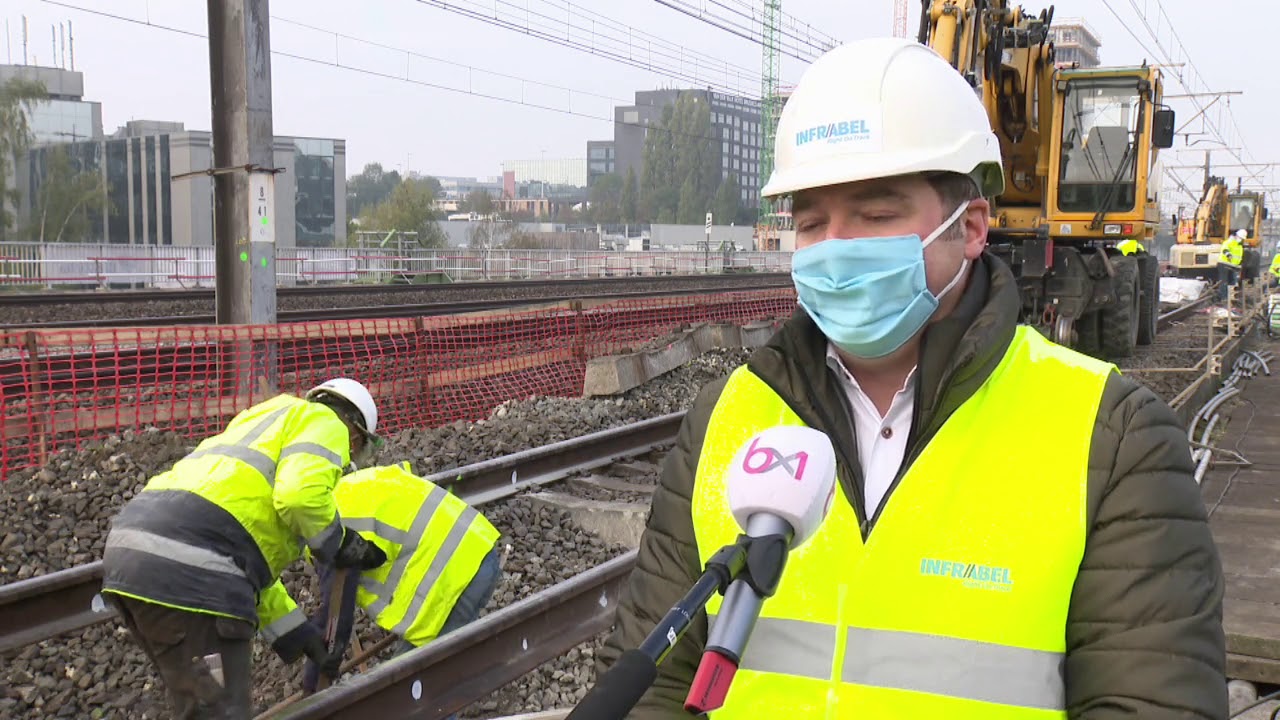 Infrabel profite du week-end pour renouveler le pont ferroviaire qui surplombe le Ring à Zaventem
