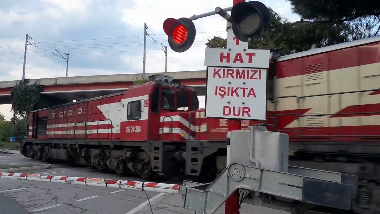 TCDD DE 24 284 + DE 24 200 Akaryakıt Yük Treni Samsun Gar'a giriş. Km: 710 +