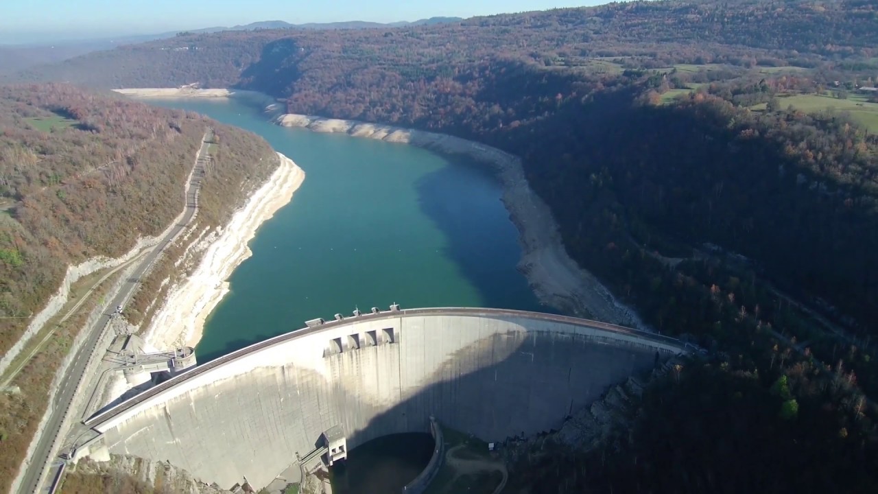 Lac de vouglans.  Barrage de vouglans .Jura Franche comté . la région des lacs