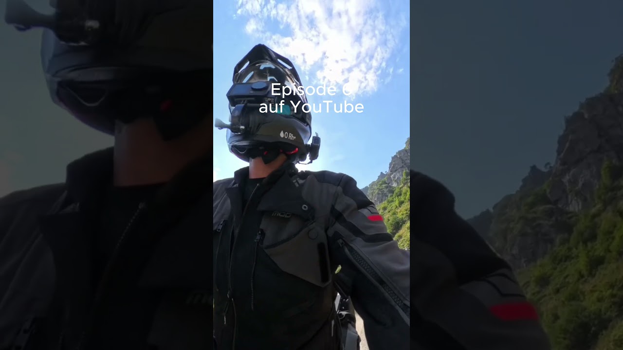 Mit dem Motorrad spürst du hier alles.Kalten Wind. Staub. Feuchte Felsen.