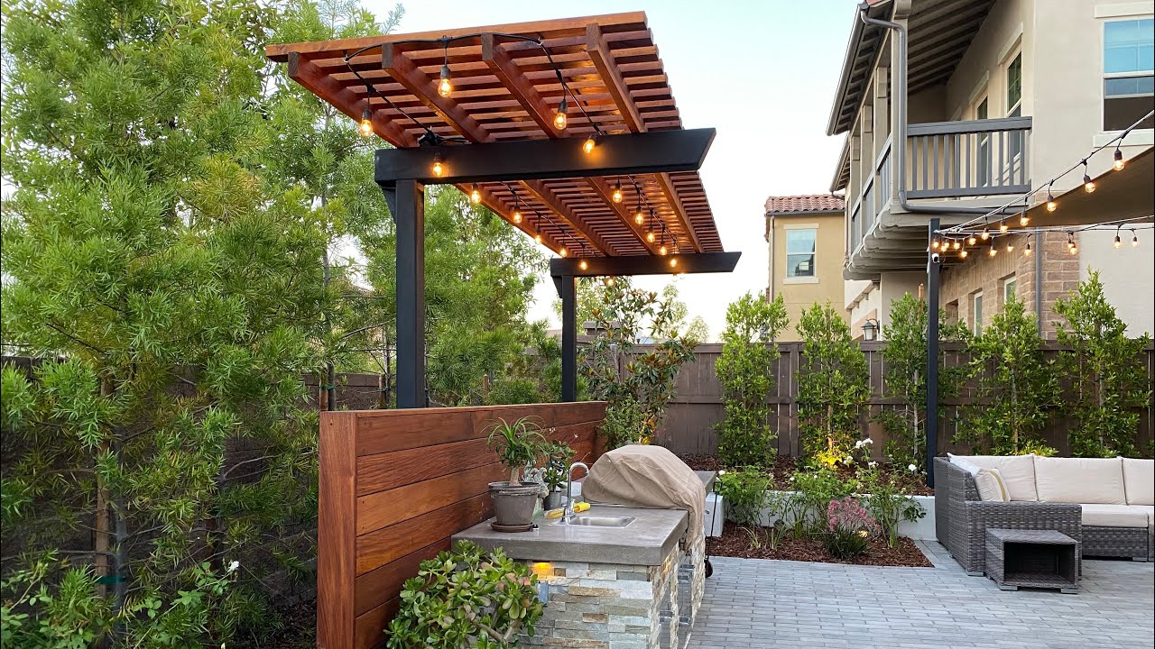 Pérgola de metal y madera, mantenimiento y una sombra velaria