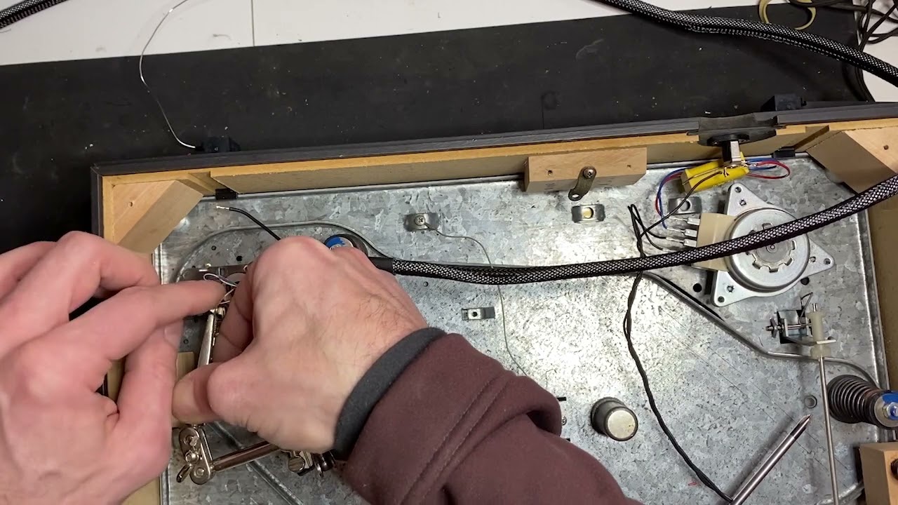Changement de câble sur platine vinyle Thorens TD166 mkII (Version avec masse déjà dissociée).