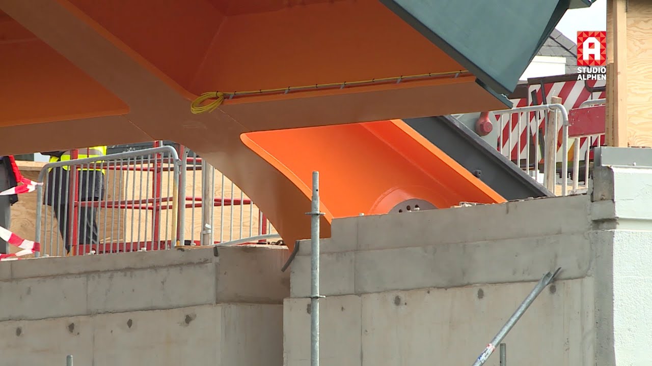 Inhijsen Koningin Julianabrug in Alphen aan den Rijn (18 mei 2016): brugdek op zijn plek gehesen