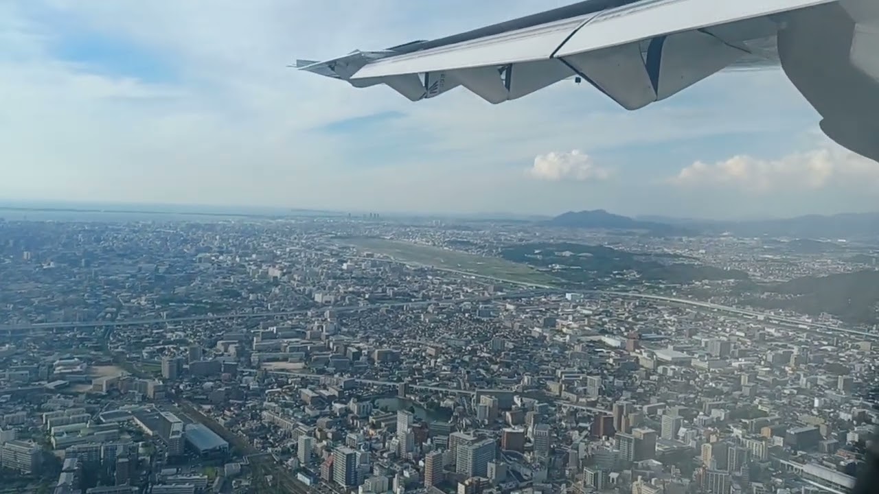飛行機ファンの間で有名な福岡空港名物「低空飛行からの180°ターン」　