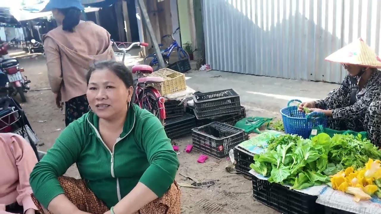 Chợ Lò 3 Phú Yên buổi sáng mùng 7 Tết | Hải sản tươi, rau sạch nhiều bất ngờ
