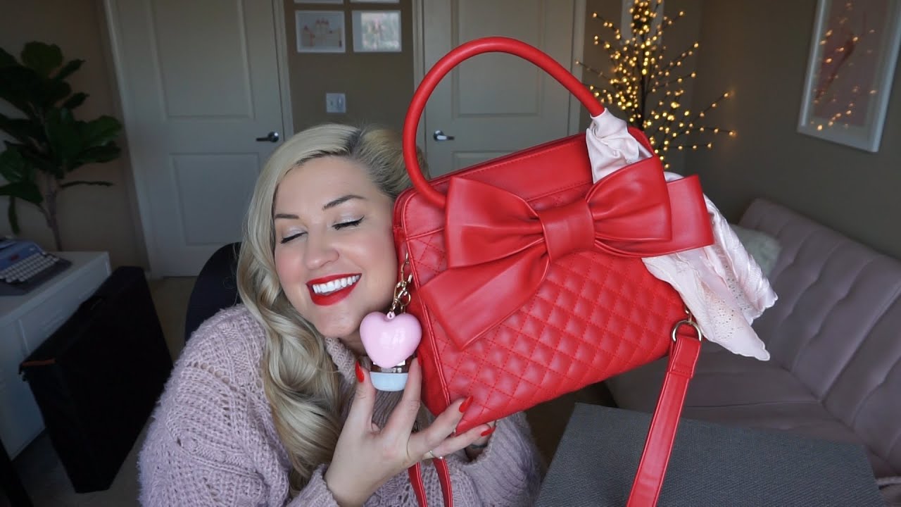 WHAT'S IN MY BAG | VINTAGE-INSPIRED RED PURSE