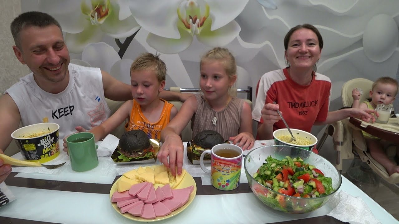 МУКБАНГ ЧЕРНЫЕ БУРГЕРЫ🍔 ЛАПША🍜 БИГ БОН КОЛБАСНАЯ НАРЕЗКА #mukbang #burger #мукбанг #бургер