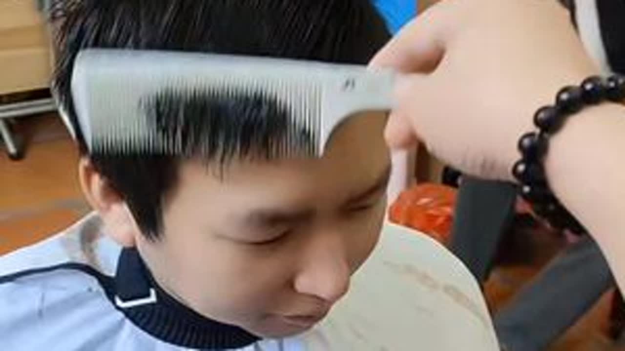 准备回厦门🚙我朋友特地过来让我设计造型💇🏻‍♂️💇🏻‍♂️💇🏻‍♂️挺帅的🕺🏻哈哈😎#男士发型干净有精神 #全村最靓的仔 #行不行看发型 #靓仔 #精致男孩