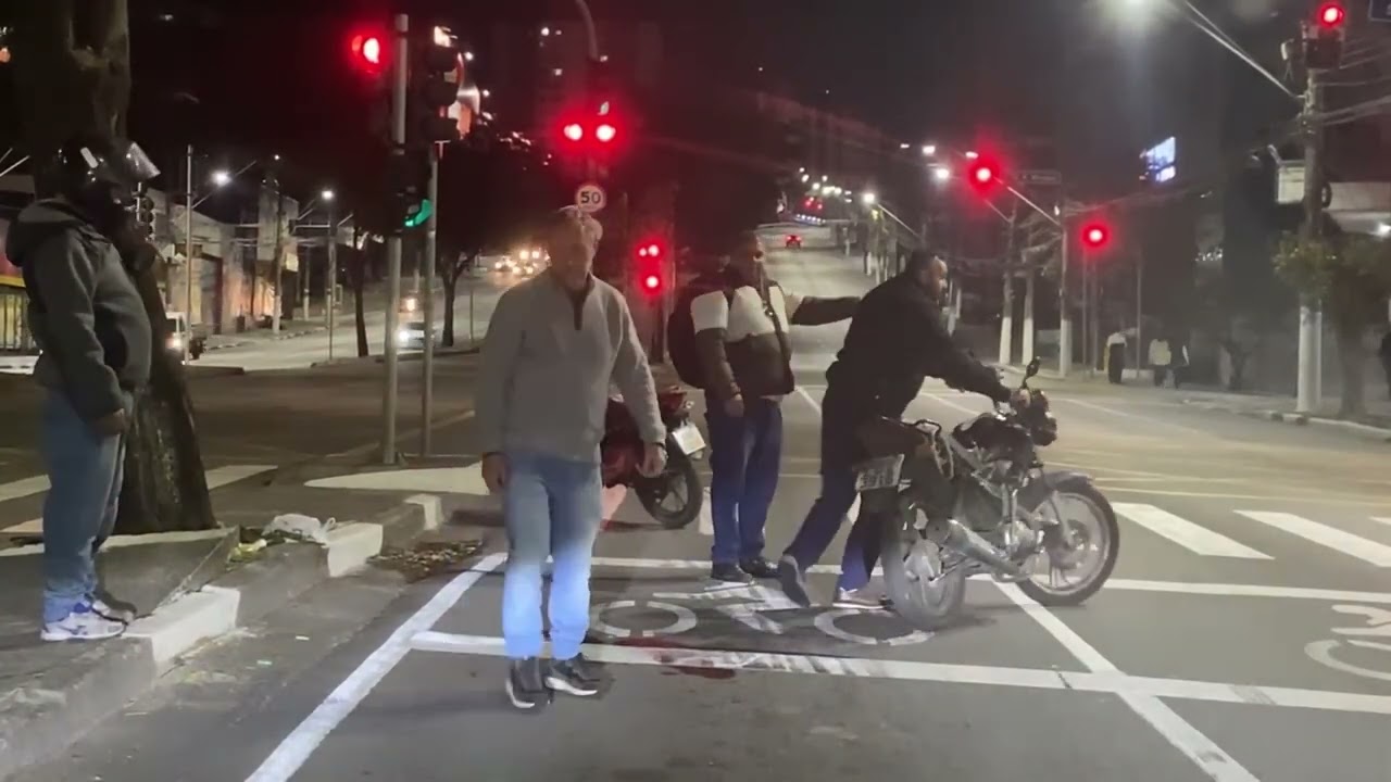 Elias Junior ajuda homem embriagado que cai de moto em Avenida na Zona Sul.