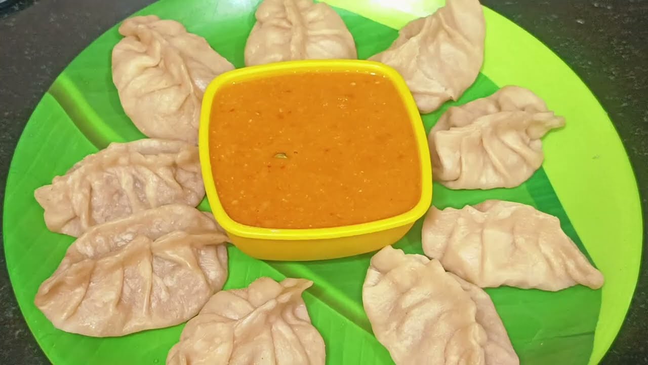 देसी मोमोज औरचटनी बनाने का बहुत ही आसान तरीका। # How make to momos recipe/Priyanka home kitchen