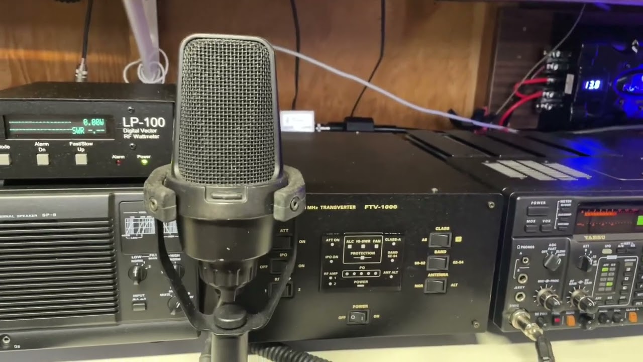 Alfredo IZ8DEP de Nápoles, Italia, 17 Mts, 2 Elementos Yagi, YAESU FT-1000 MP MARK V-200 Watts.