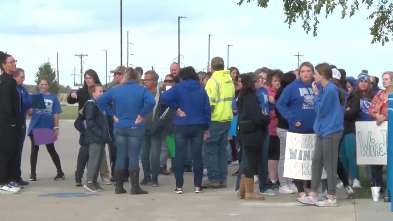 Parents rally in support for Mark Twain High School principal