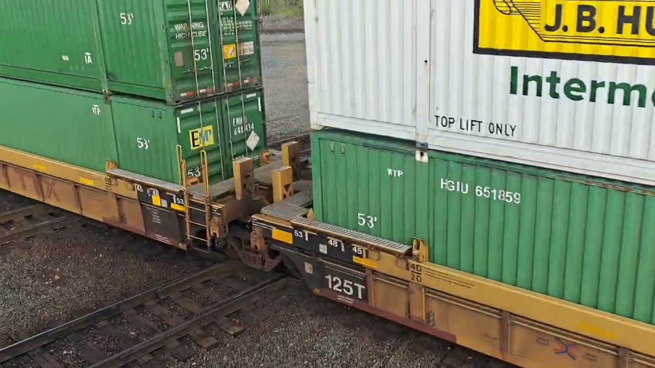Marion ohio railfaning 2 trains on the same line while a csx waits. 