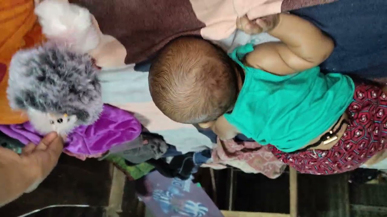 मेरा बेटा खेल रहा है लौट कर के