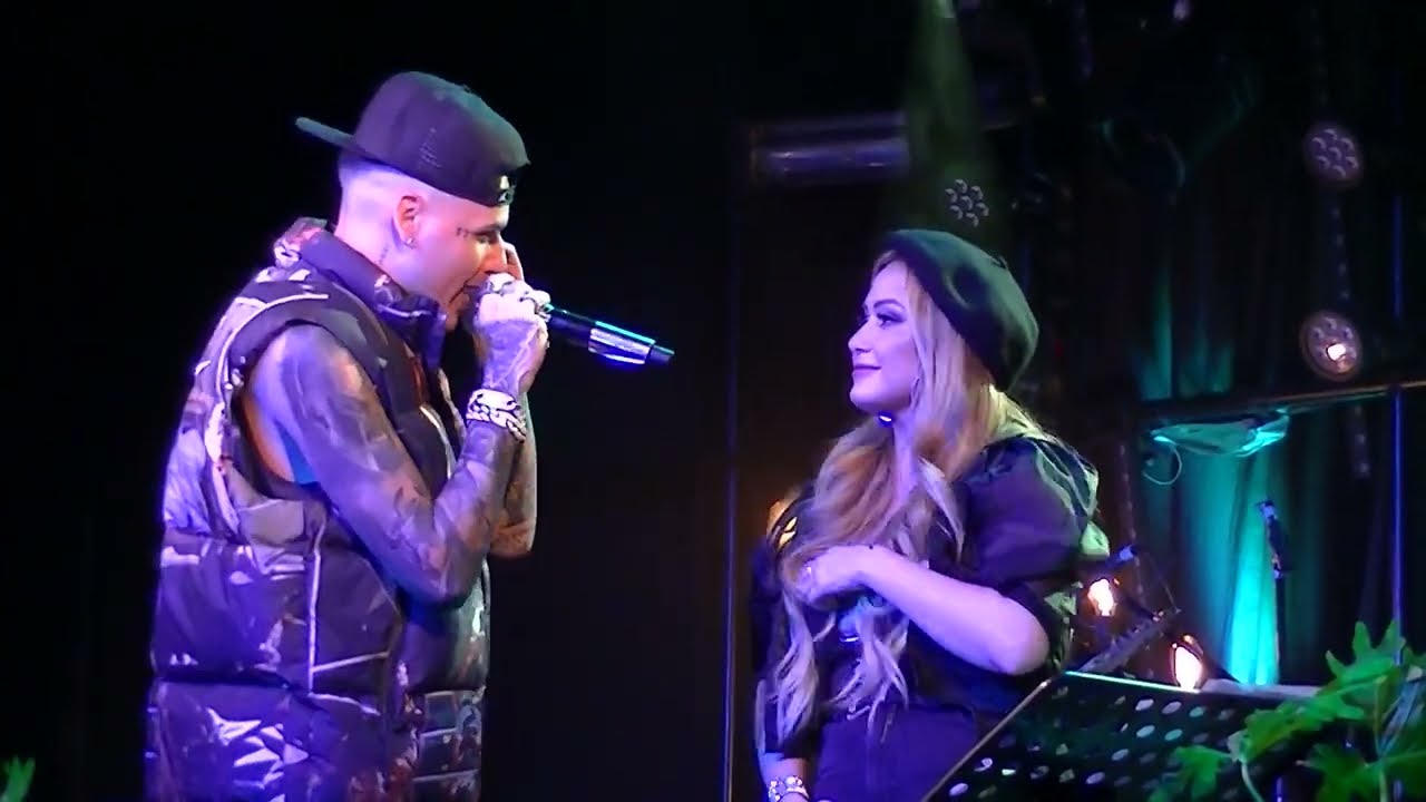 Karina  A Duo Con Nestor En Bloque Canta 