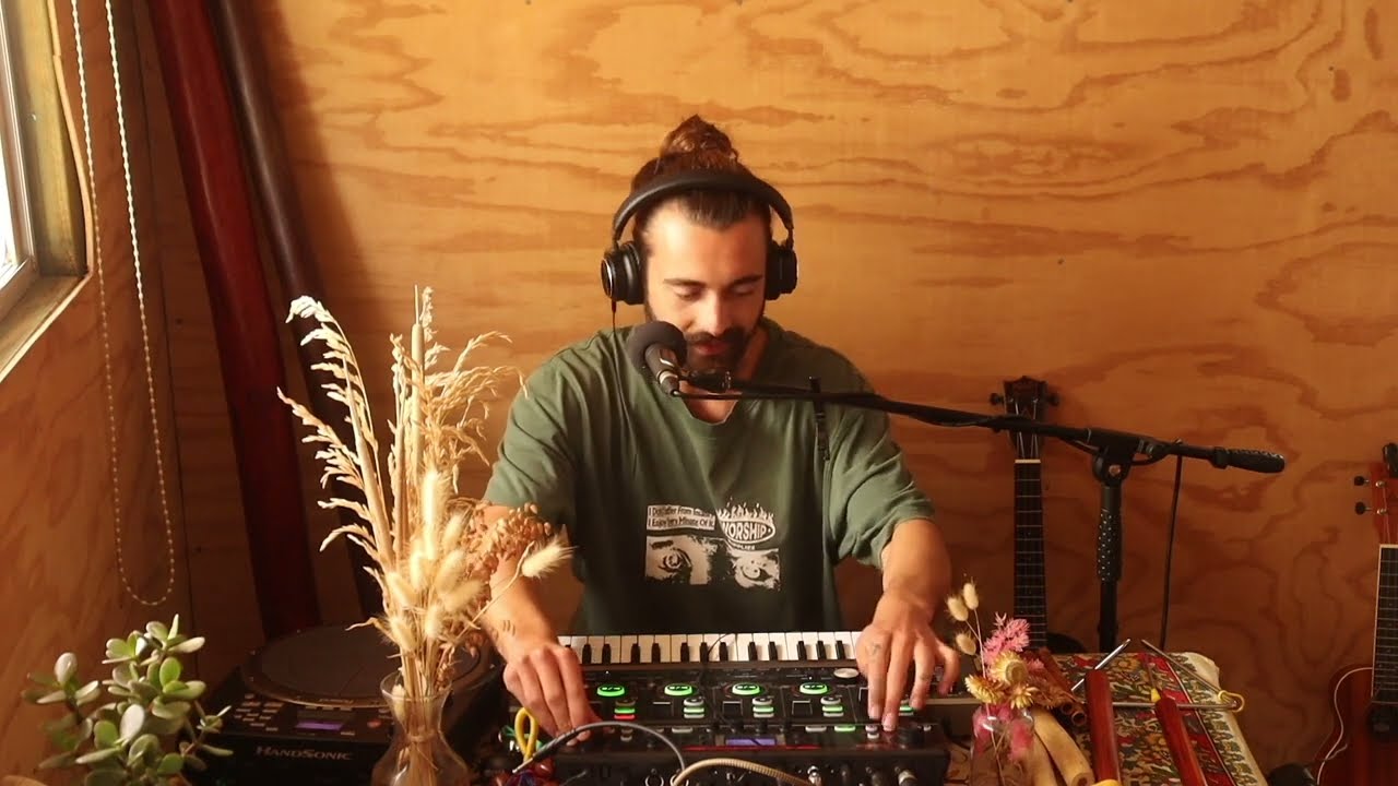 Rythmic Live Looping Sound Journey (BOSS RC505, synth, flute, ukulele, percussion)