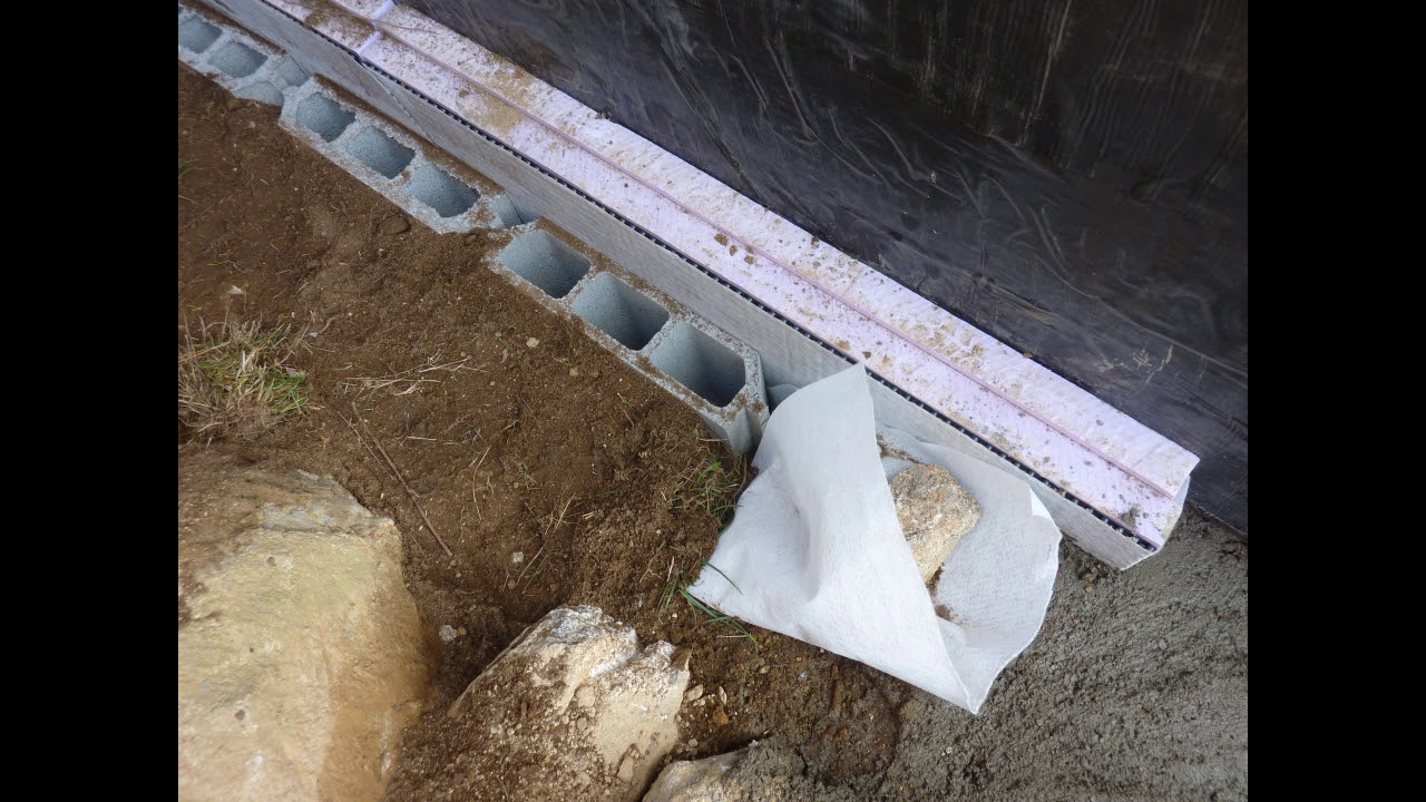 Contre l'humidité : drain sur toute la hauteur du mur Nord