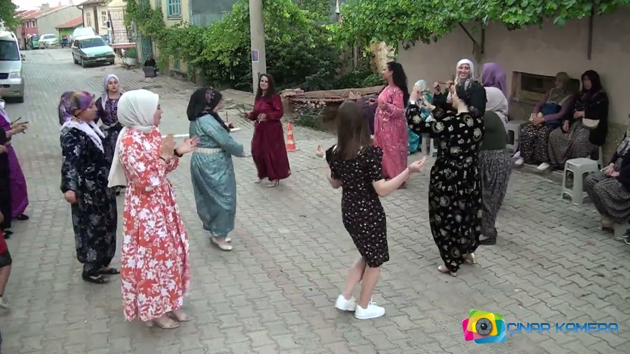 Yöresel düğün kıyafetleriyle oynanan kadın kınası eğlencesinden bir kesit.