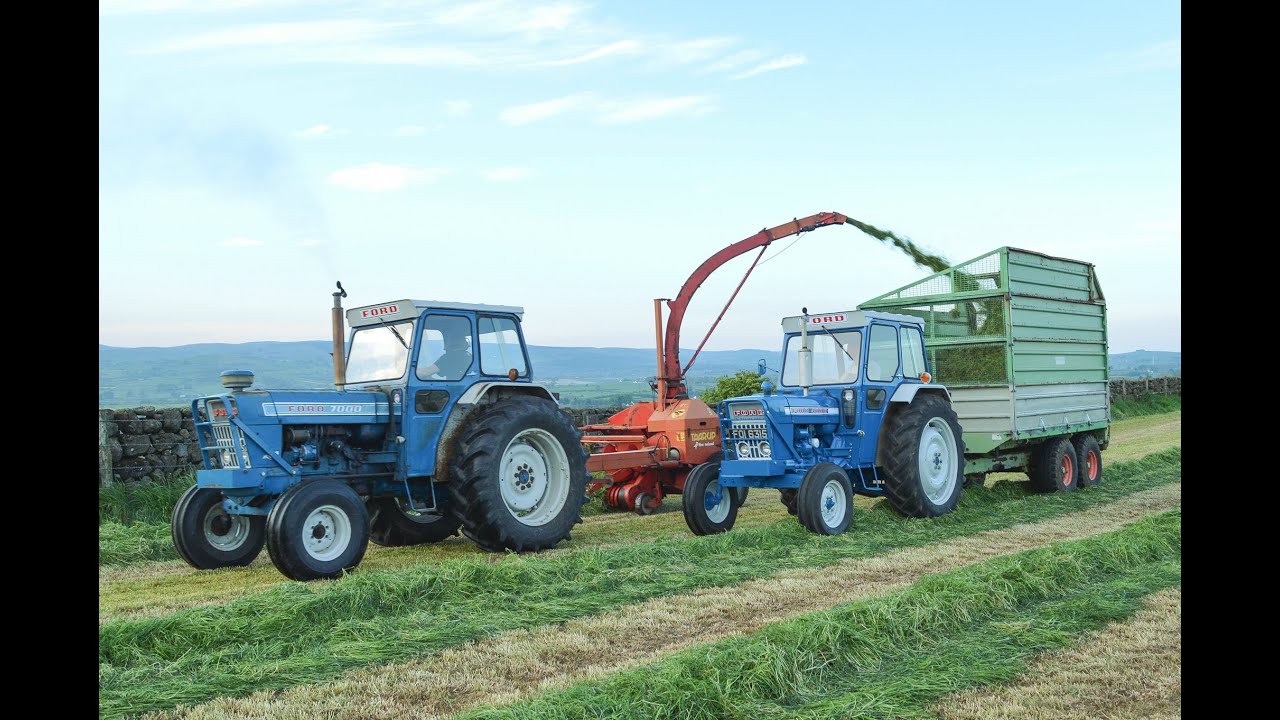 Ford 7000 lifting silage in Ireland