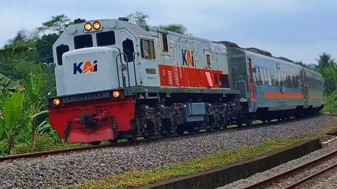KERETA API PANJANG‼️ HUNTING KERETA API NGEBUT DI PERLINTASAN MENIKUNG