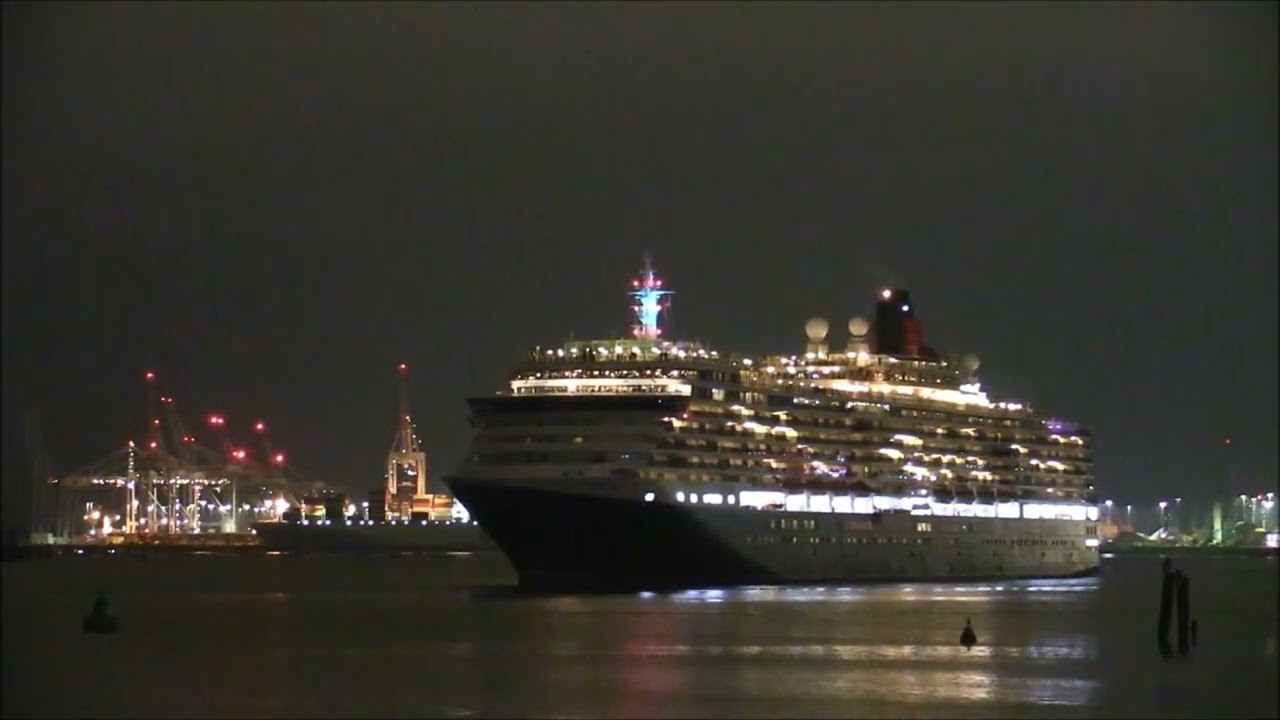 Horn Battle between QUEEN VICTORIA & QUEEN ANNE in Southampton - 03/11/2024