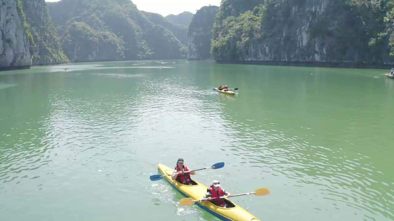 Du khách quốc tế vui chơi trên vịnh Lan hạ ở Cát Bà