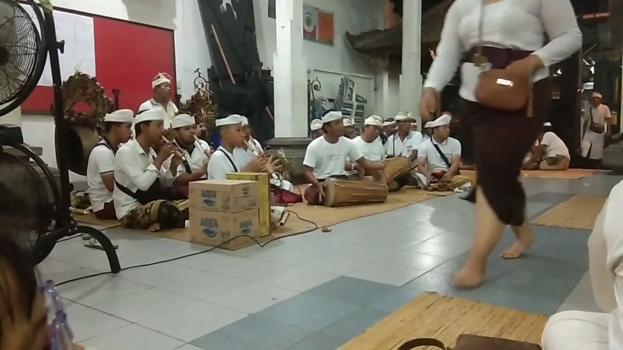 Gong Suling Banjar Lantang Bejuh Sesetan Pengiring Tarian Sakral